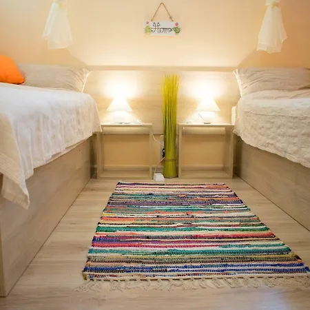 アパート 4 Seasons Apartments, A1 *